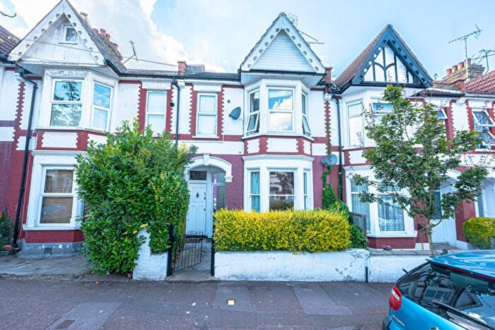 1 Bedroom Flat For Sale In Ramuz Drive, Westcliff-On-Sea, SS0