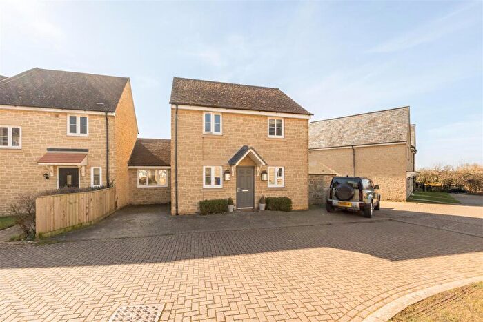 3 Bedroom Detached House For Sale In Roman Close, Kirtlington, OX5