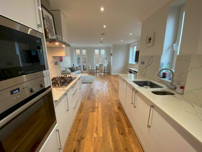 2 Bedroom Flat To Rent In Great North Way, Hendon, NW4