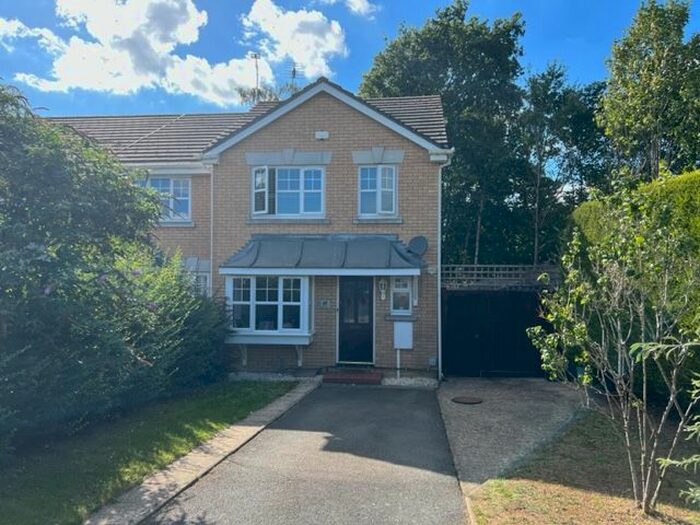 3 Bedroom End Of Terrace House To Rent In Furzehill Square, Orpington, BR5