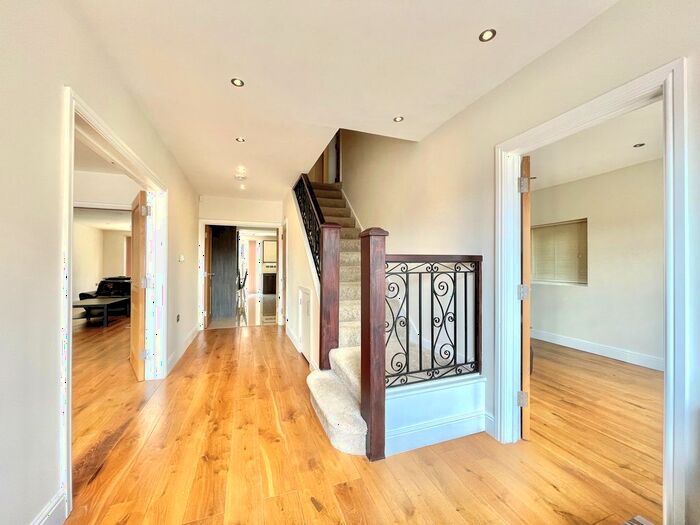 4 Bedroom Semi-Detached House To Rent In Arlington, London, N12