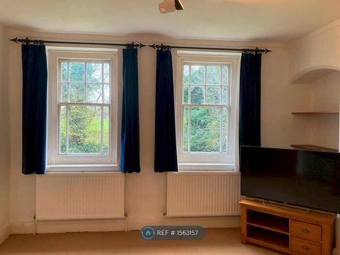 2 Bedroom Flat To Rent In Haywood Court, Reading, RG1