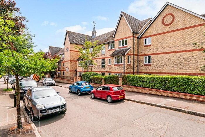 1 Bedroom Flat For Sale In Grange Avenue, Woodford Green, IG8