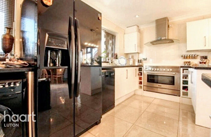 5 Bedroom Detached House For Sale In Hart Hill Lane, Luton, LU2