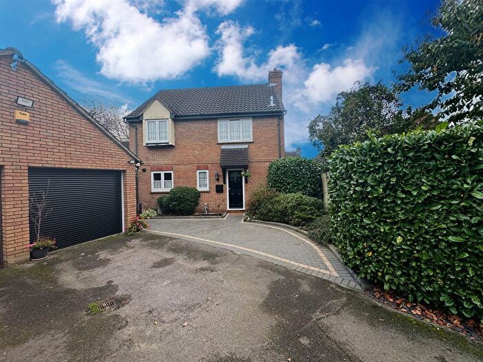 4 Bedroom Detached House For Sale In Palmers Croft, Chelmsford, CM2