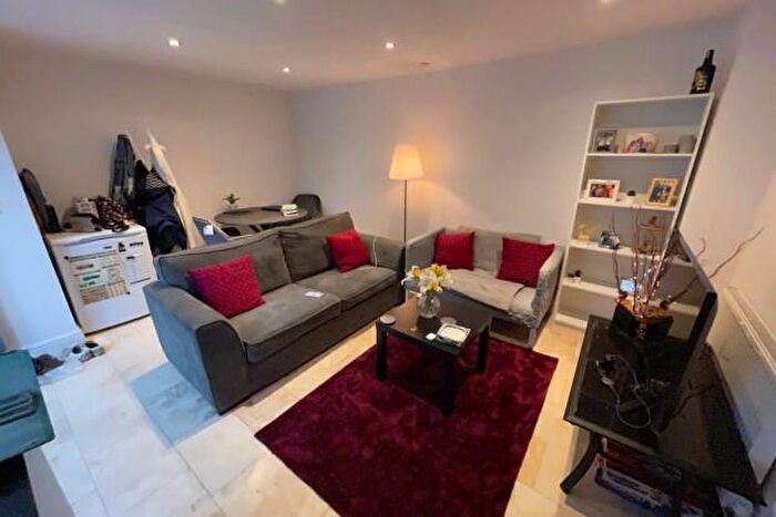 2 Bedroom Flat To Rent In Rhigos Gardens Cardiff, CF24