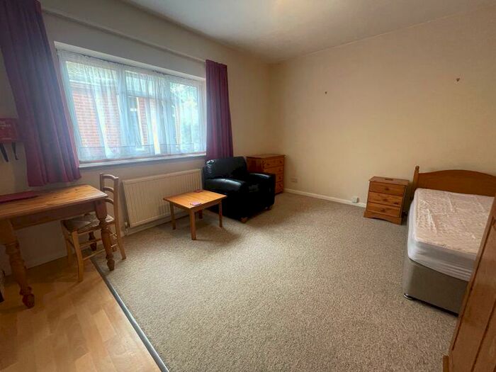 1 Bedroom Flat To Rent In Reading Road South, Fleet, GU52
