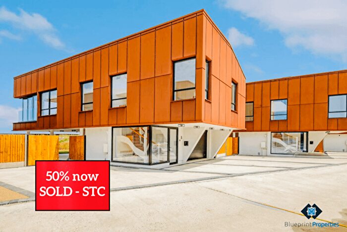 3 Bedroom Detached House For Sale In Kingsmans Point, Kingsmans Farm Road, SS5