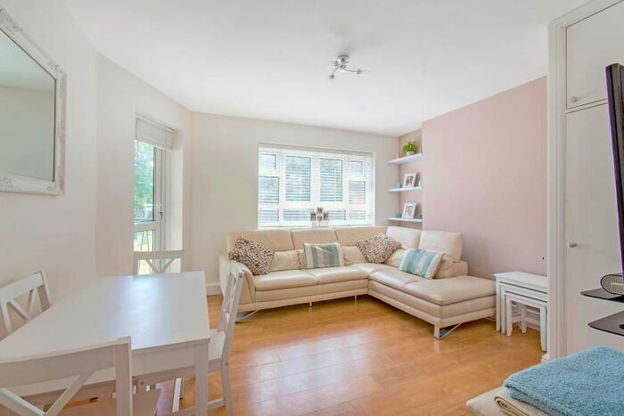 2 Bedroom Flat To Rent In Horne Way, London, SW15