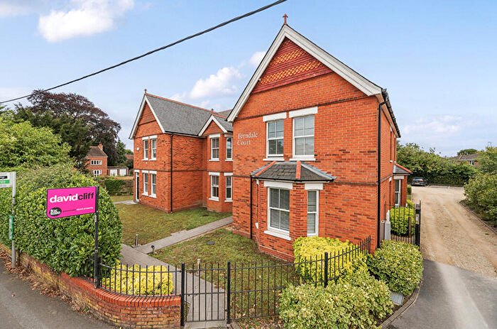 2 Bedroom Apartment For Sale In West End Road, Mortimer Common, Reading, Berkshire, RG7