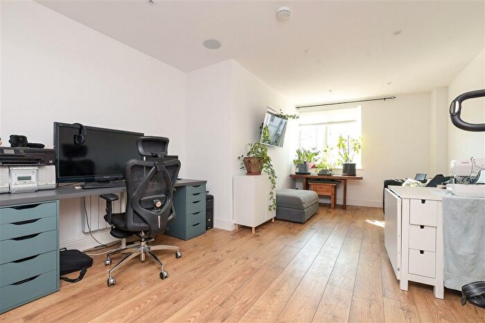 1 Bedroom Flat For Sale In St. Martin's Walk, Dorking, Surrey, RH4