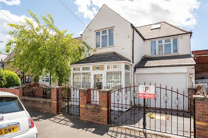 4 Bedroom House For Sale In Sinclair Road, Chingford, E4