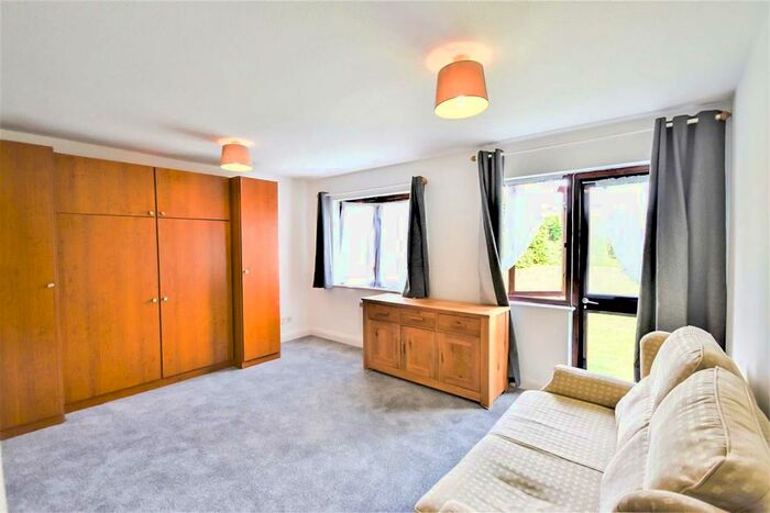 Studio To Rent In Brook Road South, Brentford, TW8