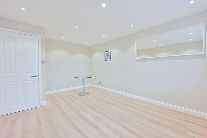 1 Bedroom Flat For Sale In Alfred Close, Chiswick, London, W4