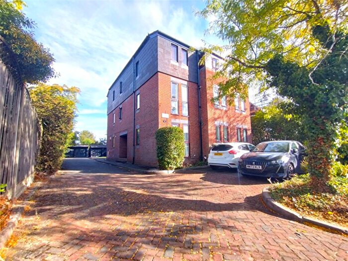2 Bedroom Apartment For Sale In Uplands Park Road, Enfield, Middlesex, EN2
