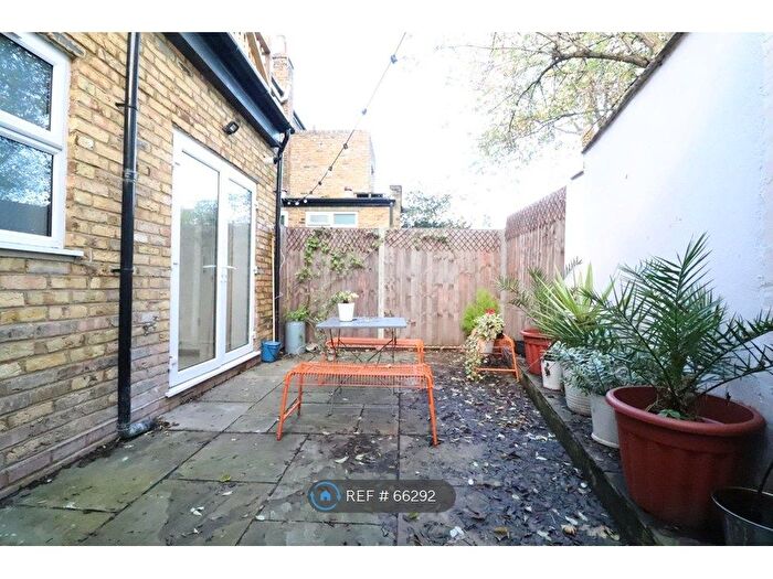 2 Bedroom Flat To Rent In Cecilia Road, London, E8