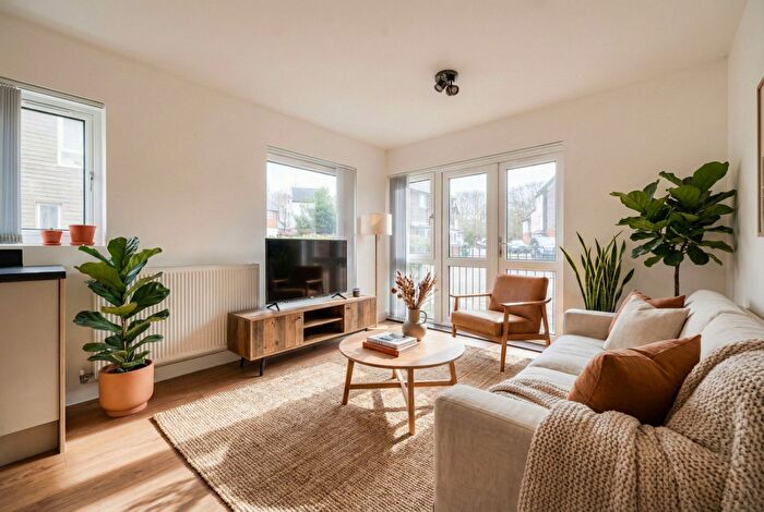 2 Bedroom Flat For Sale In Bourdillon Gardens, Basingstoke, RG24