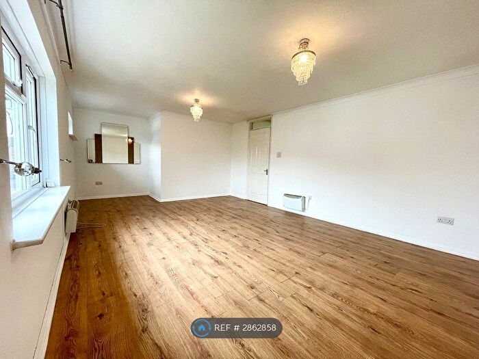 1 Bedroom Flat To Rent In Ashwood Avenue, Rainham, RM13