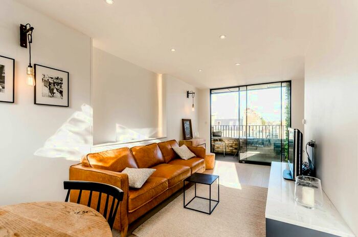 2 Bedroom Flat To Rent In Munster Road, Parsons Green, London, SW6