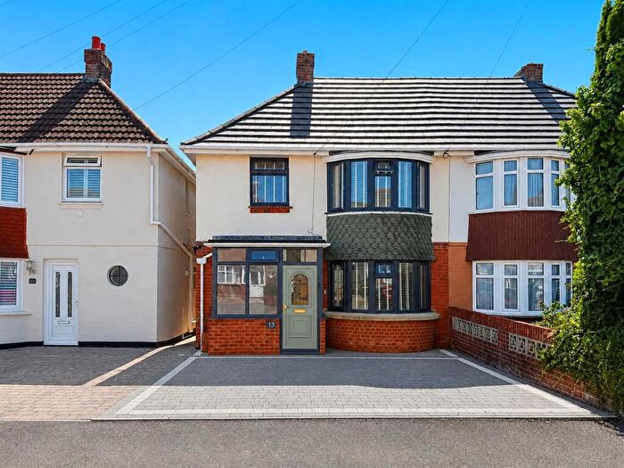 3 Bedroom Semi-Detached House For Sale In Oak Road, Fareham, PO15