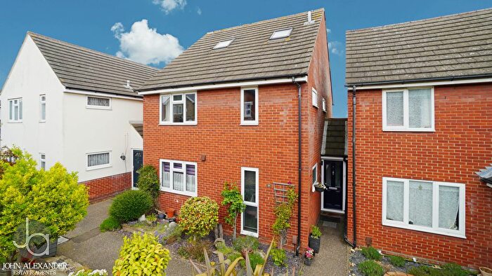 5 Bedroom Link Detached House For Sale In Halstead Road, Lexden, Colchester, CO3