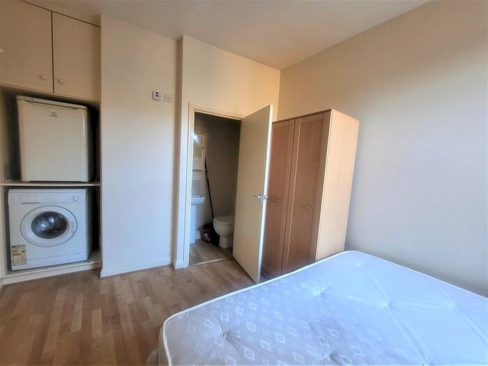 Studio To Rent In Garratt Lane, London, SW18