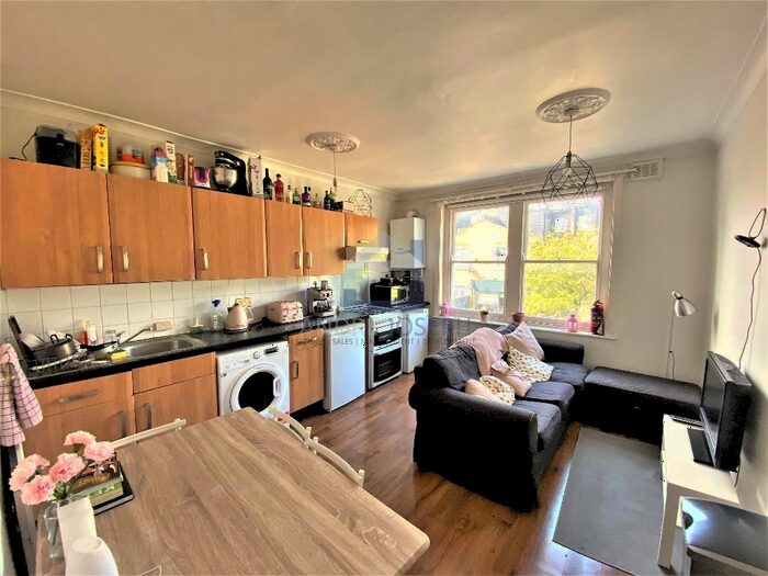 3 Bedroom Flat To Rent In Cavendish Road, Clapham South, SW12