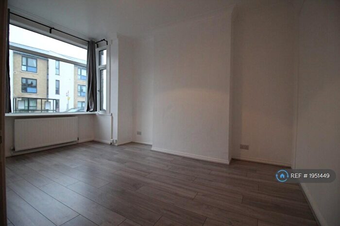 3 Bedroom Terraced House To Rent In Oakleigh Road South, London, N11