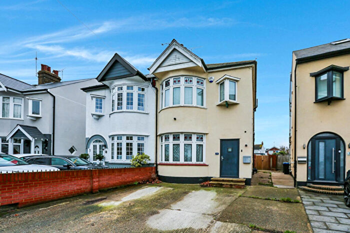 3 Bedroom Semi-Detached House For Sale In Eastern Avenue, Southend-on-sea, SS2