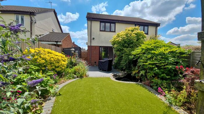 2 Bedroom Semi-Detached House To Rent In Thornhill Close, Dunstable, LU5