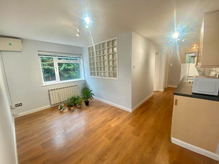 1 Bedroom Flat To Rent In Mongewell, Nr Wallingford, OX10