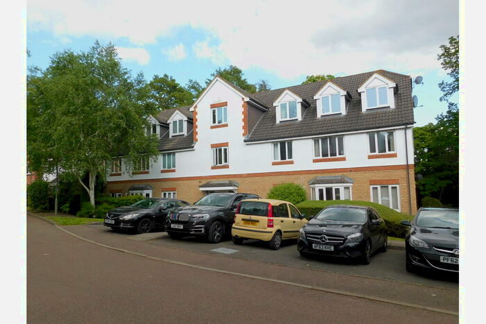 1 Bedroom Flat To Rent In Alexandra Gardens, Knaphill, Woking, GU21