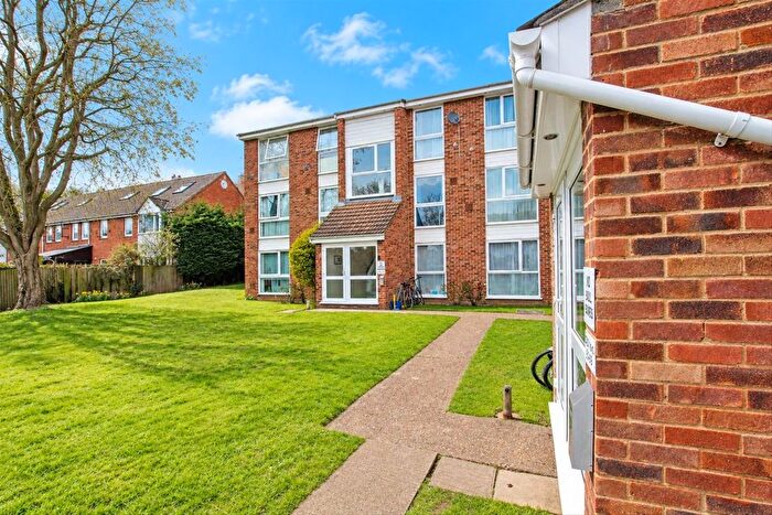 2 Bedroom Flat To Rent In Oakley Close, Isleworth, TW7