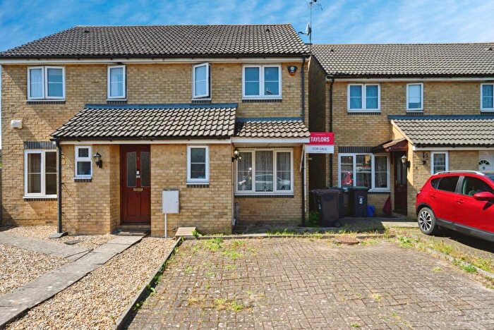 2 Bedroom Semi Detached House For Sale In Thorneycroft Close, Luton, Bedfordshire, LU3