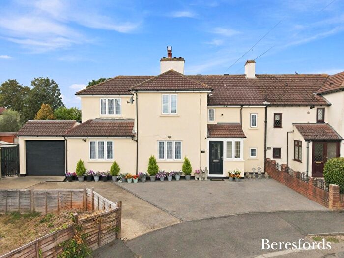 6 Bedroom Semi-Detached House For Sale In London Road, Romford, RM7