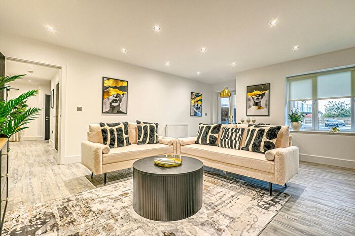 2 Bedroom Flat For Sale In Kenneth Road, Benfleet, SS7