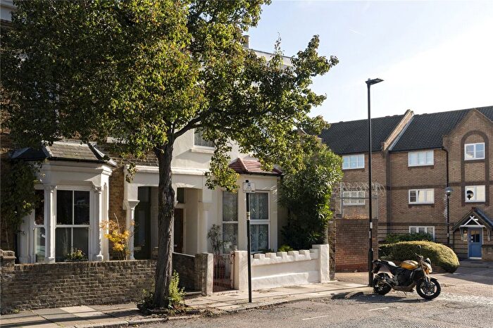3 Bedroom End Of Terrace House For Sale In Kiver Road, London, N19