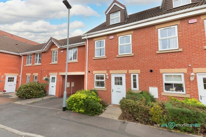 3 Bedroom Town House To Rent In Highgrove Court, Carlton, - Viewing Essential, S71