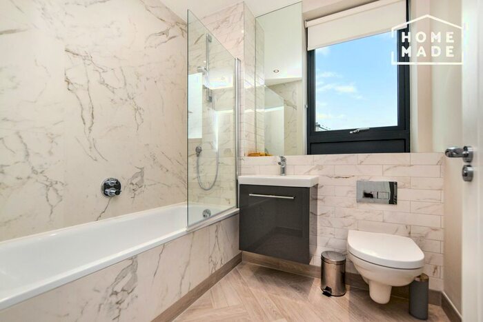 2 Bedroom Flat To Rent In Battersea Park Road, London, SW8