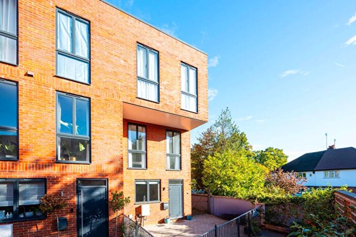 4 Bedroom Terraced House To Rent In Canalside Mews, Woking, GU21