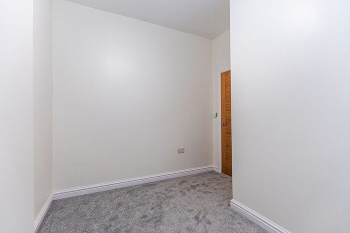 3 Bedroom End Of Terrace House For Sale In Dewsbury Gate Road, Dewsbury, WF13