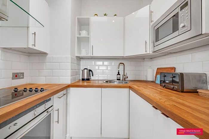 2 Bedroom Flat To Rent In Campden Grove, London, W8