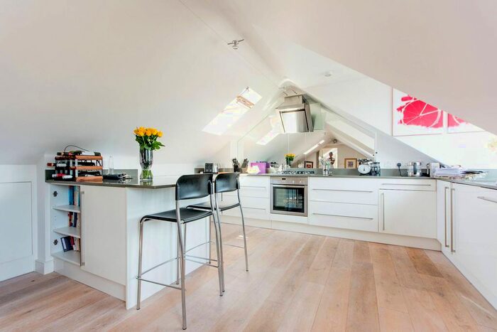 2 Bedroom Flat To Rent In Park Lane, Richmond, TW9