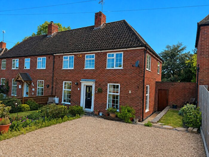3 Bedroom Semi-Detached House For Sale In Stowe Close, Buckingham, MK18