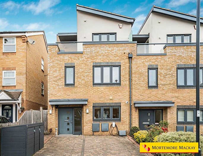 4 Bedroom End Terrace House For Sale In Vicars Moor Lane, London, N21