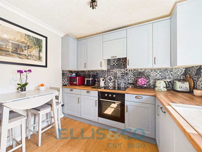 1 Bedroom Flat For Sale In Lyons Crescent, Tonbridge, Kent, TN9