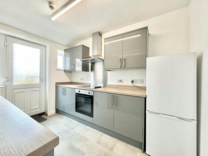 2 Bedroom Flat To Rent In Bed Third Floor Flat, St. Georges Avenue, Bridlington, YO15