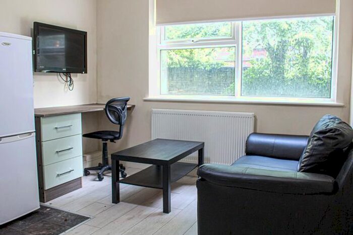 1 Bedroom Flat To Rent In Headingley Lane, Headingley, Leeds, LS6