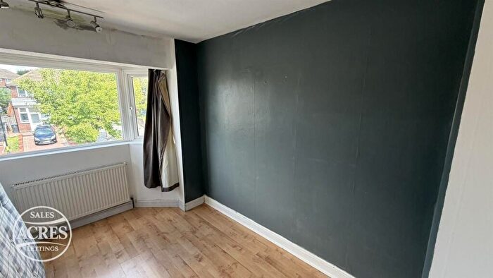 3 Bedroom Semi-Detached House For Sale In Dyas Road, B44