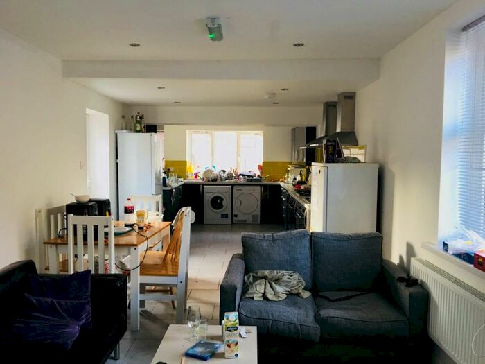 6 Bedroom House To Rent In Woodville Road, Cathays, Cardiff, CF24